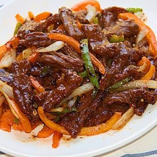 Ternera Con Pimientos Verdes y Salsa Judia Negras