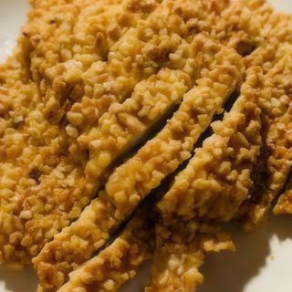 Pollo frito empanado con almendras
