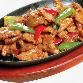 Pollo al estilos peking servido en plancha caliente