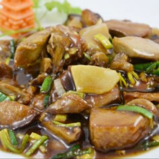 Pollo con setas  chinas y brotes de bambu
