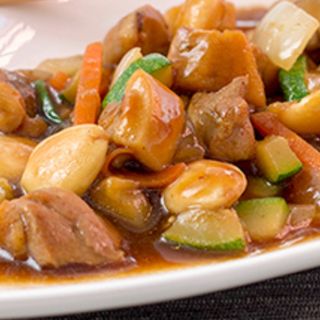 Pollo con salsa y almendras