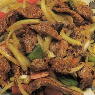 Chuleta vegetal ，pimiento verdes y salsa de judia negras