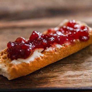 Tostada con Mantequilla y Mermelada