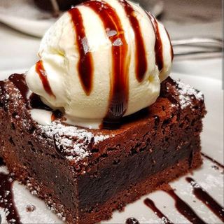 Brownie con helado de vainilla