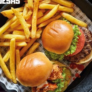 2 hamburguesas de ternera mas racion de papas fritas