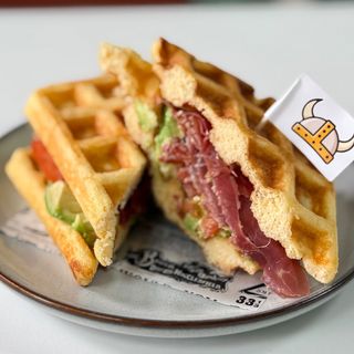 Gofre salado keto serrano, tomate y aguacate 