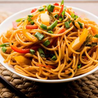 Yakisoba con verduras y huevos