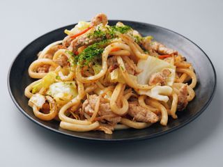 Yakiudon con lomo de cerdo