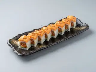 75. Uramaki hot roll (8 piezas)