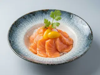 109. Sashimi de salmón (8 piezas)