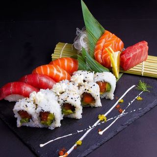 B19. Bandeja de sashimi y nigiri (16 piezas)