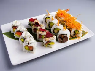 B21. Bandeja uramaki (16 piezas)