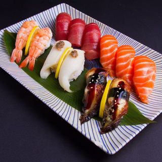 B20. Bandeja Nigiri (12 piezas)