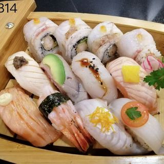 B14. Bandeja sushi mix flambeado (12 piezas)