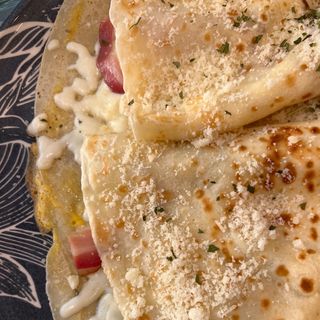 Crepe huevo, beicon, queso