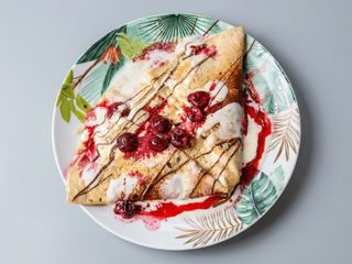 Crepe Chocolate blanco con cereza acida y galleta molida