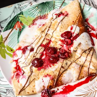 Crepe Chocolate blanco con cereza acida y galleta molida