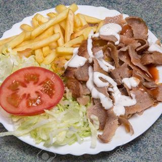 Plato de shawarma con patatas