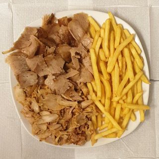 Plato de patatas con carne y Queso al horno