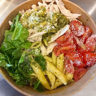 Bowl chicken pesto pasta