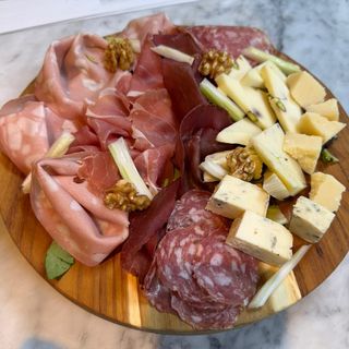 Tabla De Embutidos Italianos Y Quesos Mixtos (2 Per)