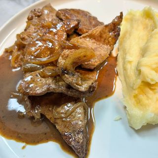 Hígado A La Veneciana De Ternera Blanca