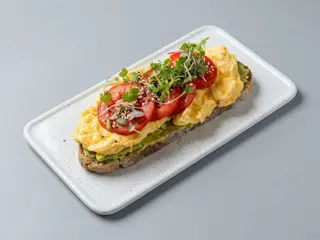 Tostada De Aguacate Con Huevo Revuelto Y Tomate Natural