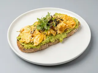 Tostada De Aguacate Y Huevos Revueltos