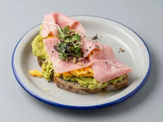 Tostada De Aguacate Con Queso