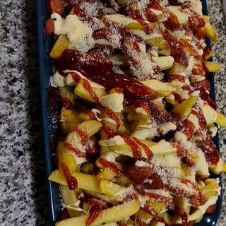 Salchipapa con carne asada y queso cheddar