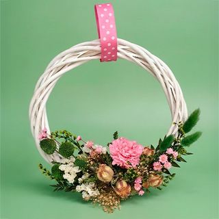 Corona floral preservada blanca y rosa