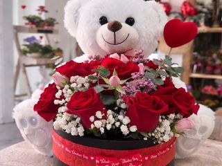 Romance Clásico – Caja Floral con Oso (40 cm x 25 cm)