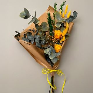 Ramo Preservado amarillo con 2 rosas y eucalipto