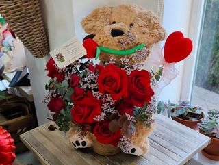 Amor Dulce – Arreglo Floral con Peluche (40 cm x 25 cm)