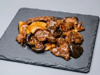Ternera con bambú y setas chinas