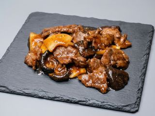 Ternera con bambú y setas chinas