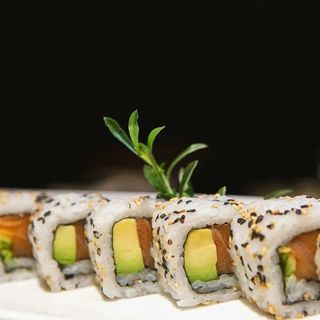 Rollo de salmon con aguacate y queso (8 uds)