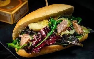 Mollete de pringá y atún rojo