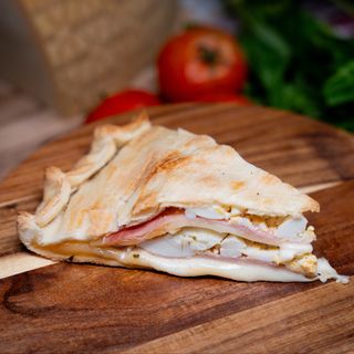 Porción de tarta de jamón con queso y huevo