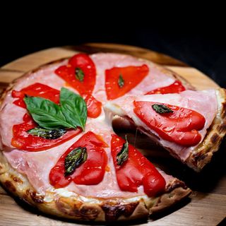 Pizza de jamón y morrones
