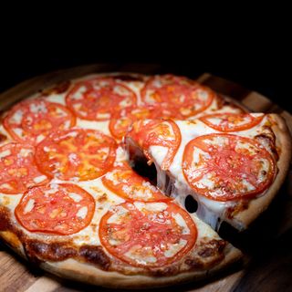 Pizza de jamón y tomate