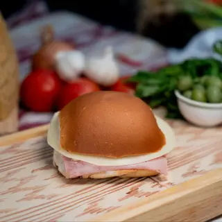 Pebete de jamón y queso