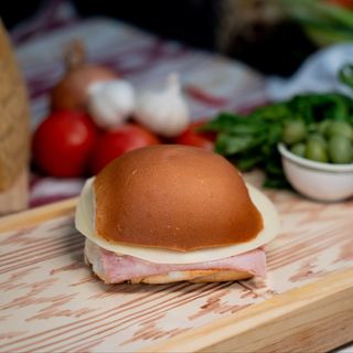 Pebete de jamón y queso