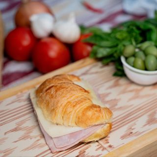 Medialuna de jamón y queso