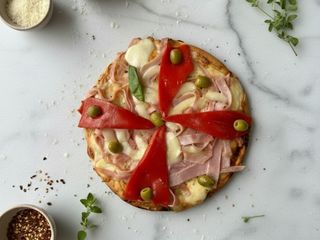 Pizza de jamón y morrones familiar