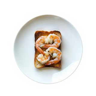 Tosta de gulas y gambas