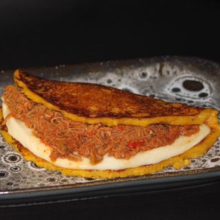 Cachapa queso y carne mechada
