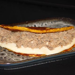 Cachapa con queso y pernil.