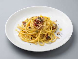 Espagueti con carbonara trufada