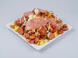 Salchipapas hay de dos especial y sencilla 9,00 una y la otra 